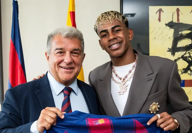 Lamine Yamal com a camisa 10 do Barcelona