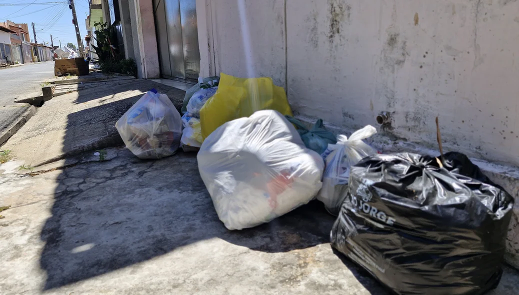 Lixo no bairro Parque Piauí