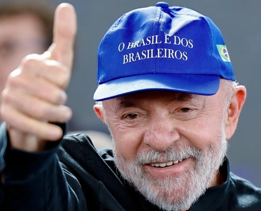 Lula usando boné