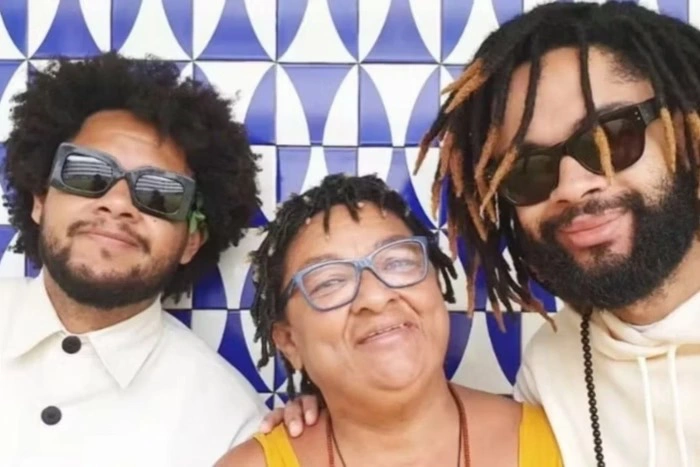 Mãe de Emicida e Fióti