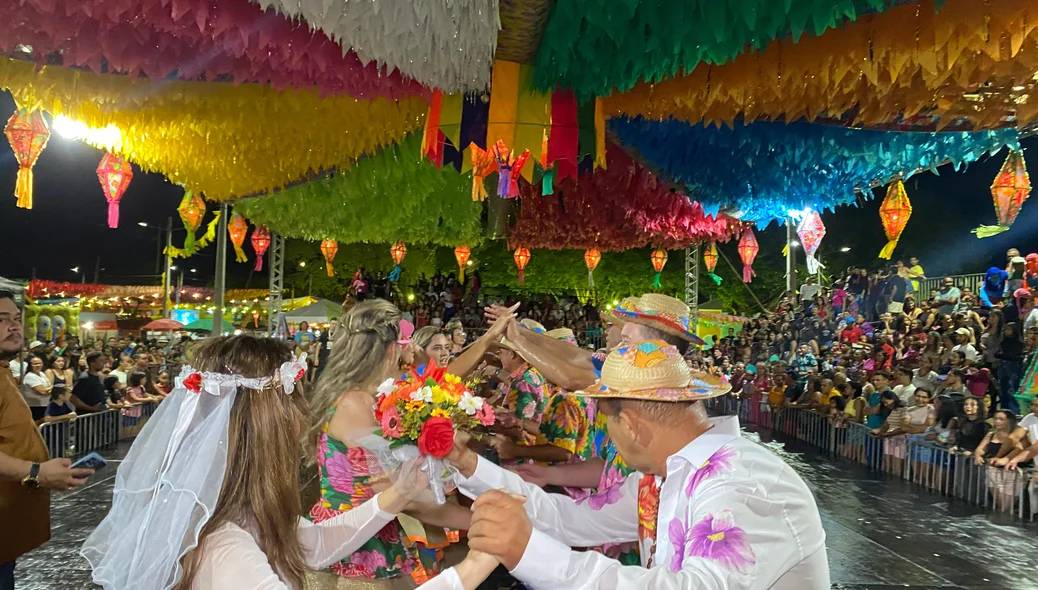Momento em que a prefeita e outras autoridades se apresentaram