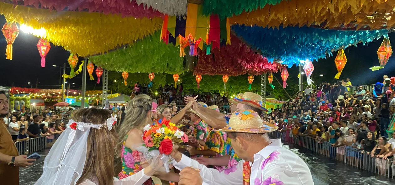 Momento em que a prefeita e outras autoridades se apresentaram