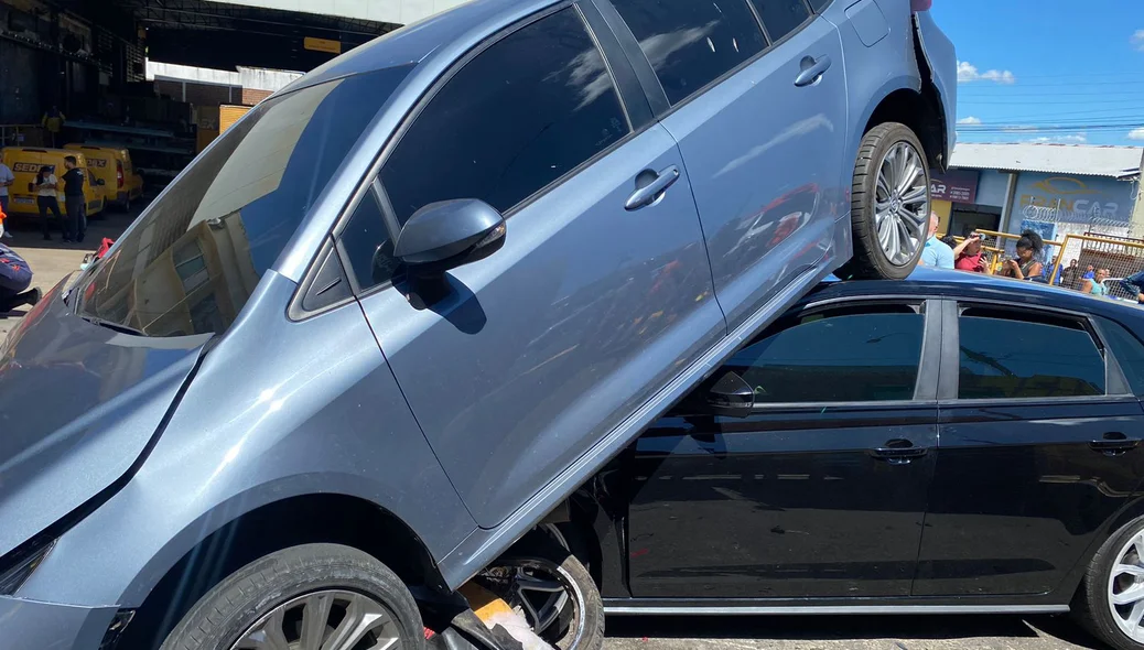 Moto ficou debaixo do Corolla