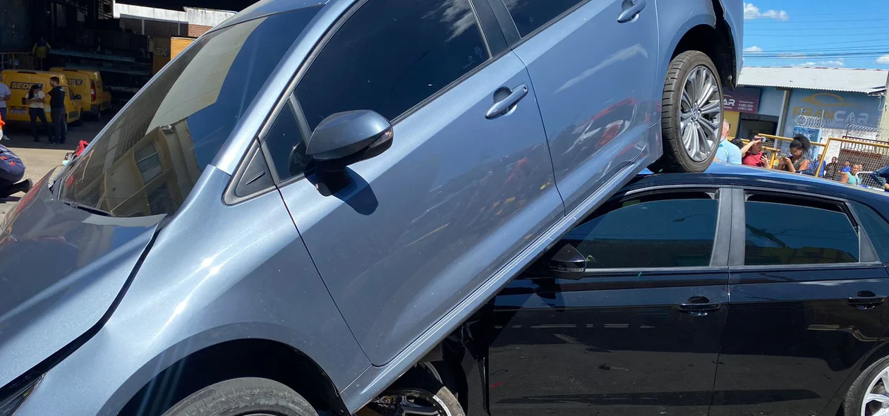 Moto ficou debaixo do Corolla