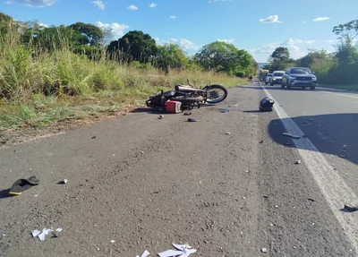 Motocicleta ficou destruída pelo impacto da colisão com o carro