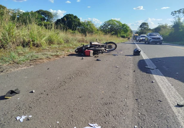 Motocicleta ficou destruída pelo impacto da colisão com o carro