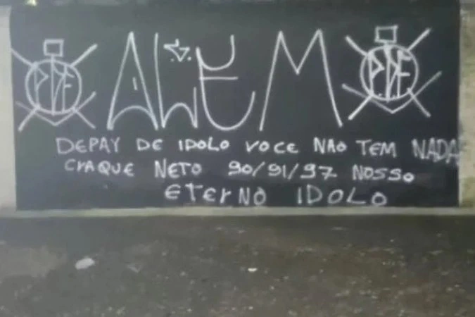 Muros do Parque São Jorge amanhecem pichados
