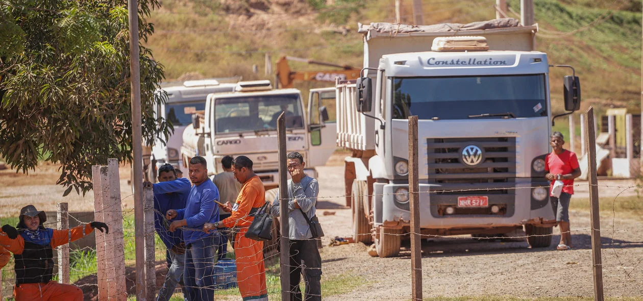 O lixo recolhido passou a ser depositado do lado de fora do terreno