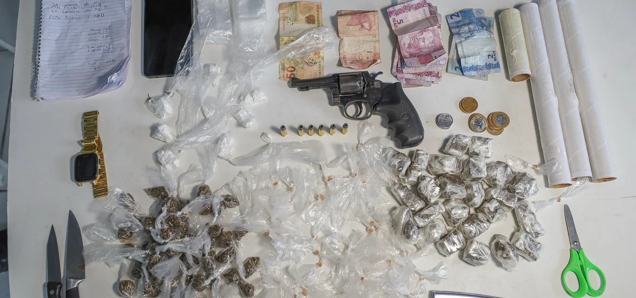 Objetos ilícitos apreendidos durante a operação