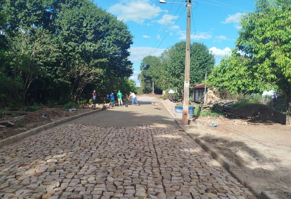 Obra de calçamento avança na localidade Jacaré da Vermelha