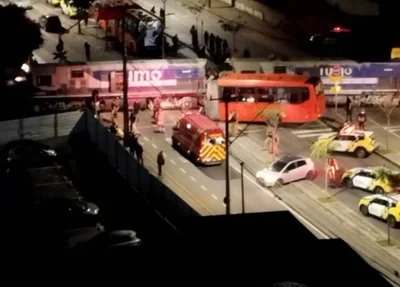 Ônibus colidiu com trem em Curitiba