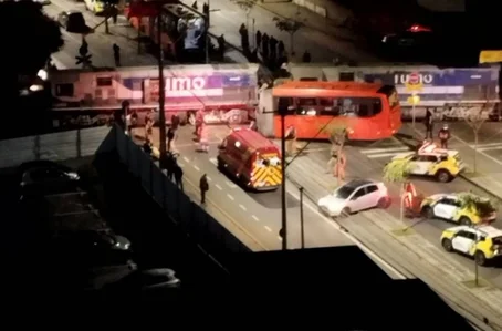 Ônibus colidiu com trem em Curitiba