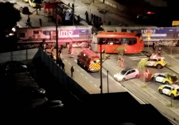 Ônibus colidiu com trem em Curitiba