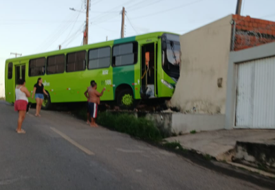 Õnibus desgovernado invade residência no bairro Jacinta Andrade em Teresina