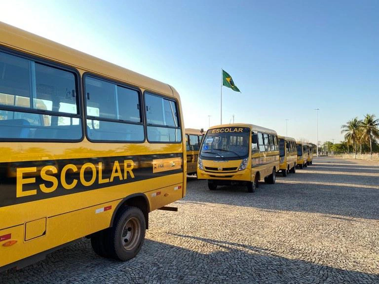 Ônibus escolar em São João do Arraial
