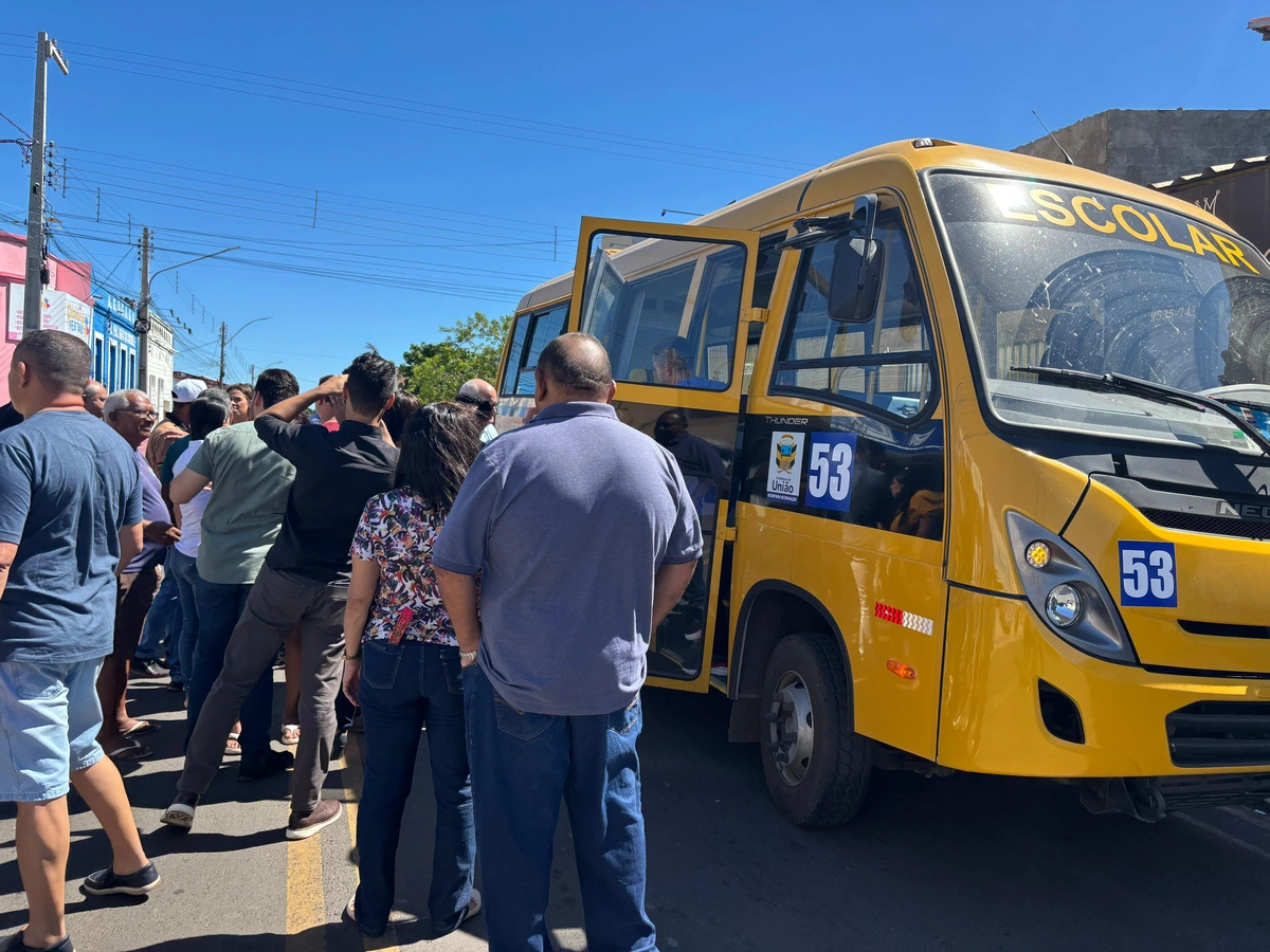 Ônibus escolares em União