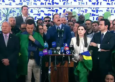 Oposição cobra impeachment de Moraes