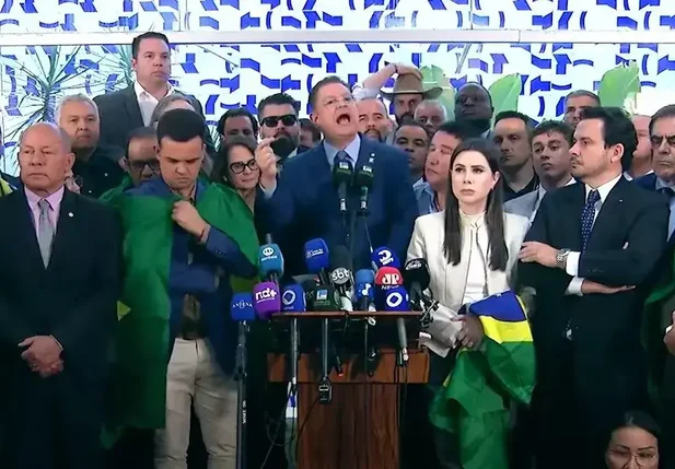 Oposição cobra impeachment de Moraes