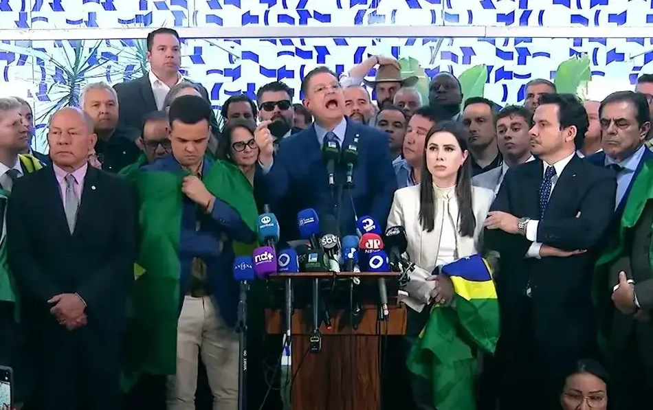 Oposição cobra impeachment de Moraes