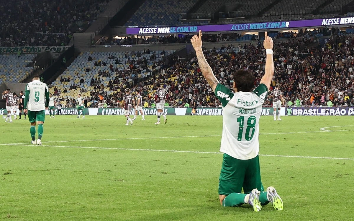 Palmeiras vence Fluminense de virada e segue no G-4 do Brasileirão