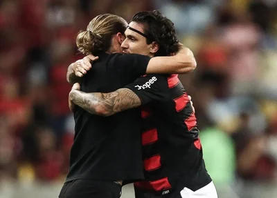 Pedro comemora seu gol contra o Juventude com Filipe Luís