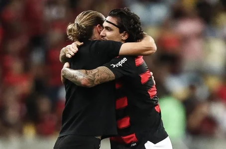 Pedro comemora seu gol contra o Juventude com Filipe Luís