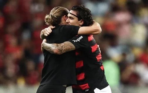 Pedro comemora seu gol contra o Juventude com Filipe Luís