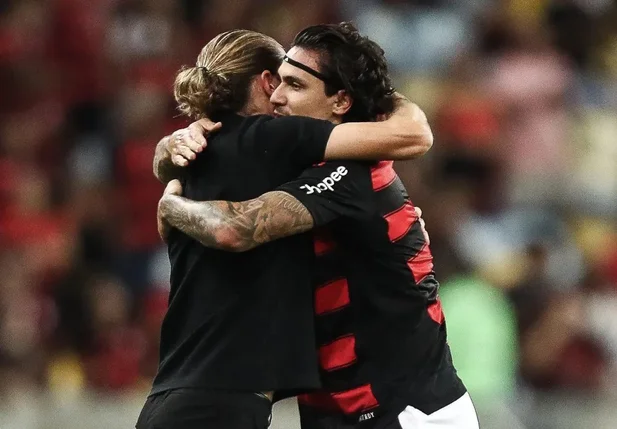 Pedro comemora seu gol contra o Juventude com Filipe Luís
