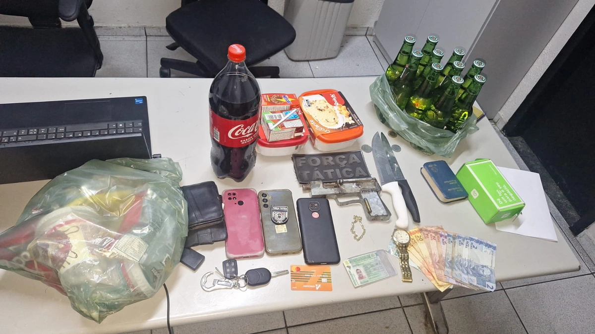 Polícia aprendeu armas e dinheiro com os acusados