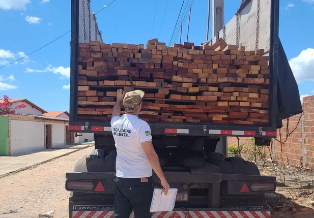 Polícia Rodoviária Federal e Semarh apreendem dois caminhões com madeira ilegal no litoral do Piauí