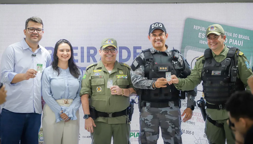 Policiais com a nova carteira