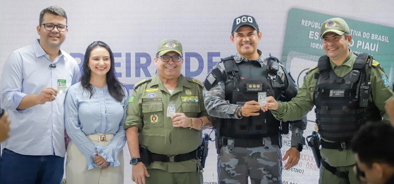 Policiais com a nova carteira
