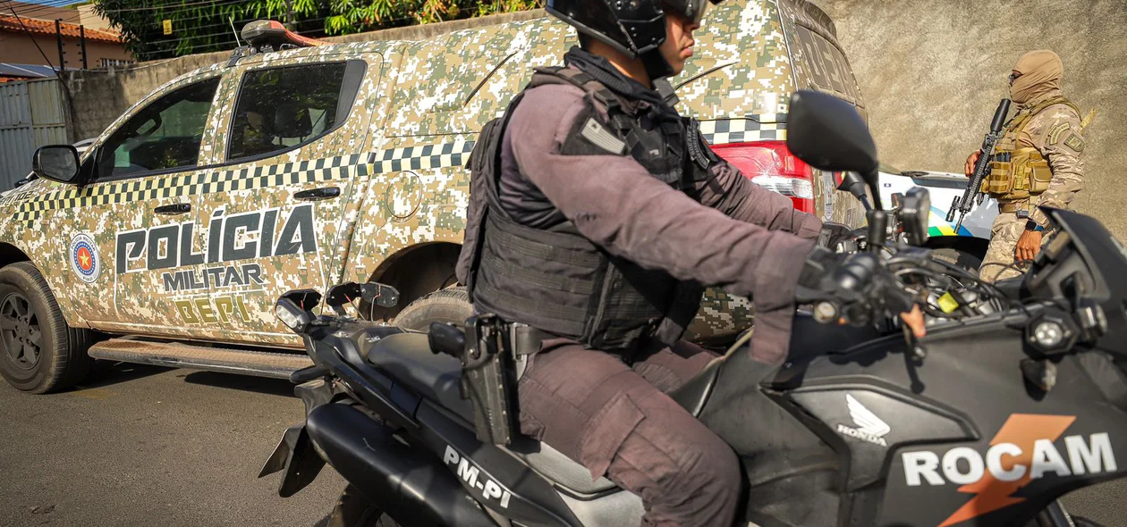 Policiais durante operação