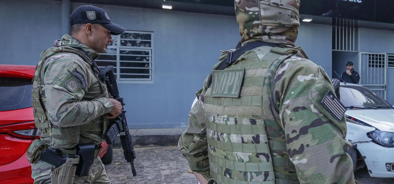 Policiais na sede do DENARC