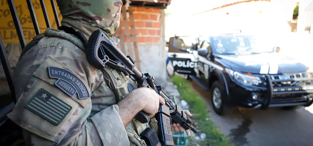 Policial durante a operação
