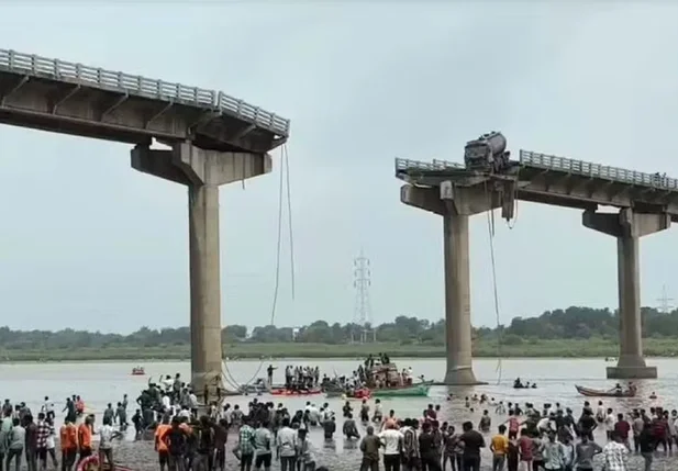 Ponte desaba na Índia