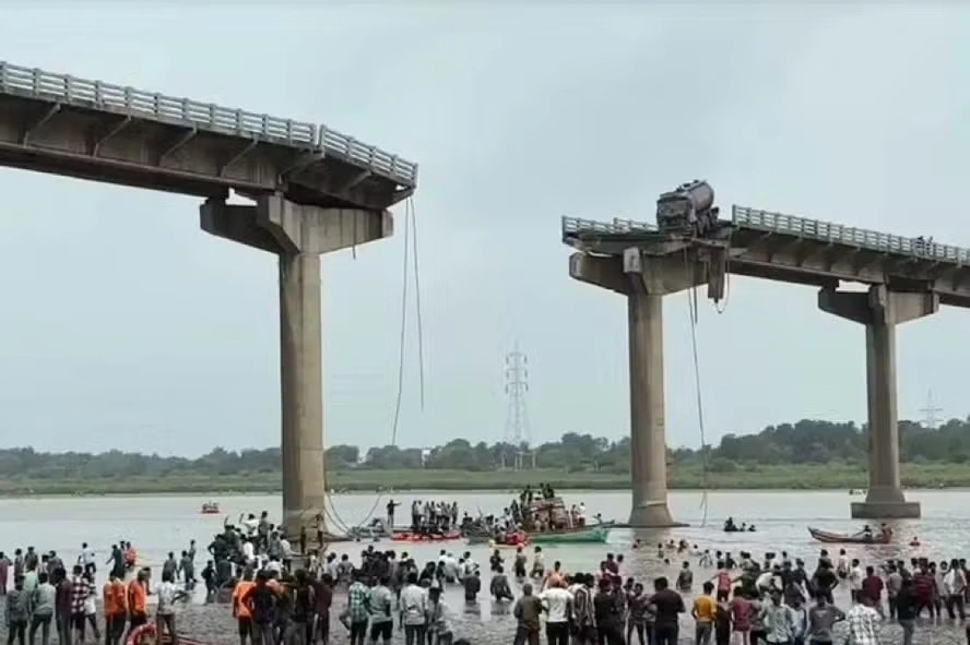 Ponte desaba na Índia
