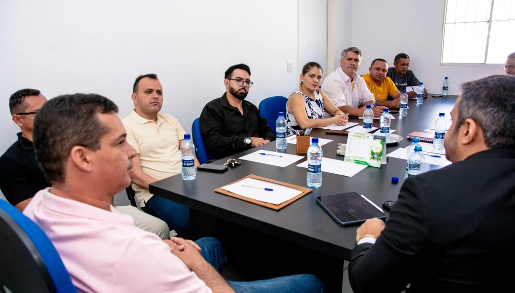 Prefeito João Arilson realiza reunião com vereadores