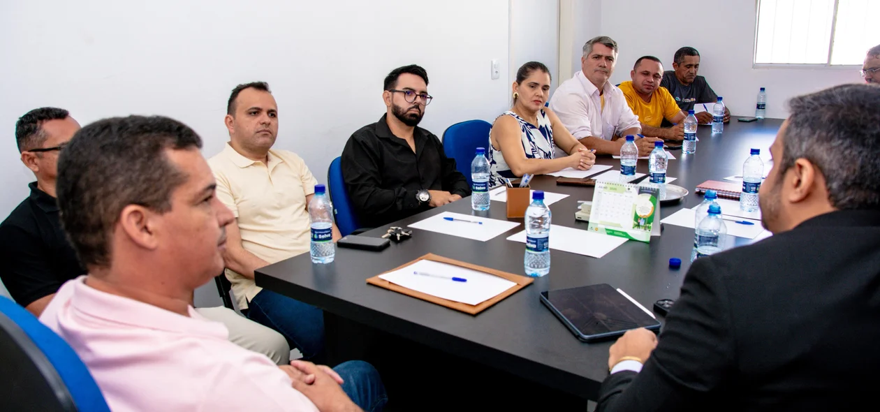 Prefeito João Arilson realiza reunião com vereadores