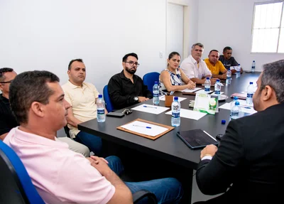 Prefeito João Arilson realiza reunião com vereadores