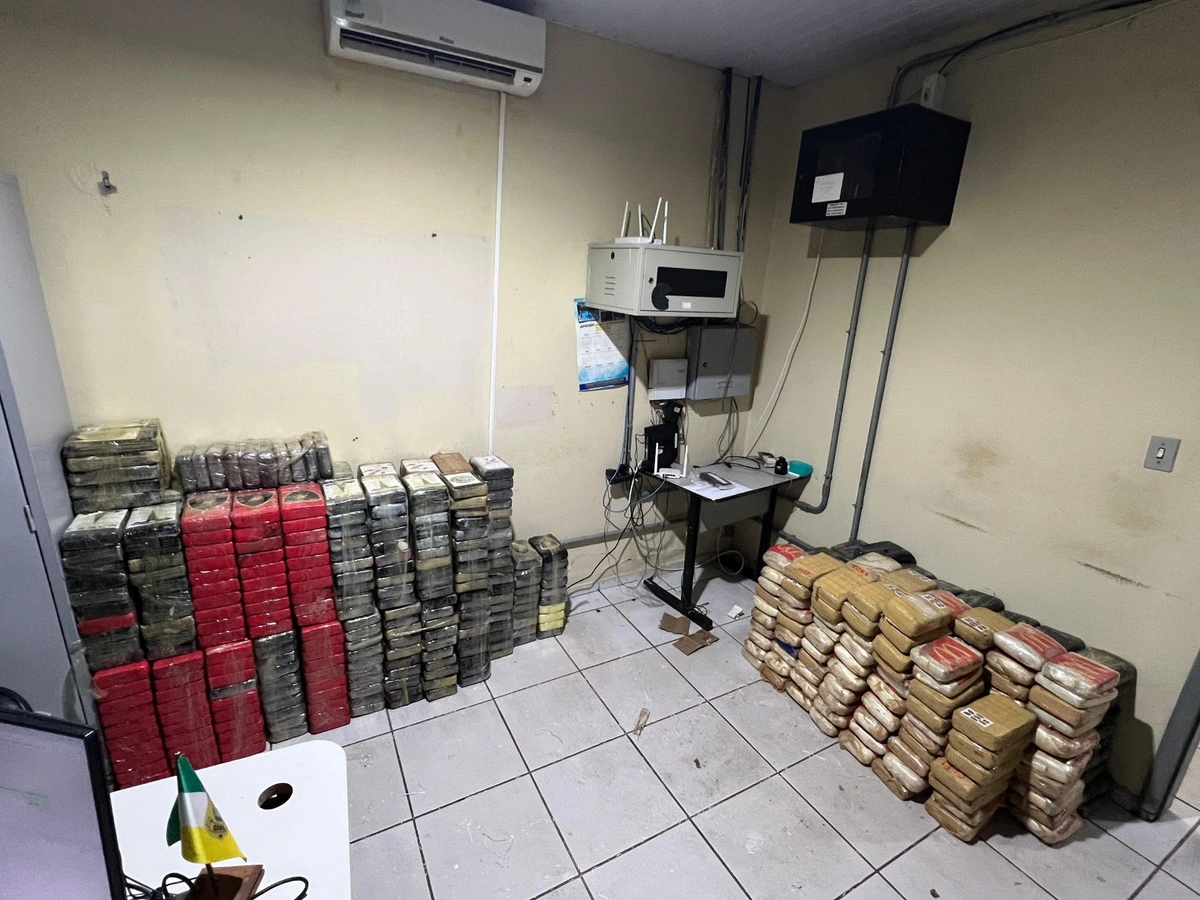 PRF apreende caminhão com 637 kg de drogas em Picos