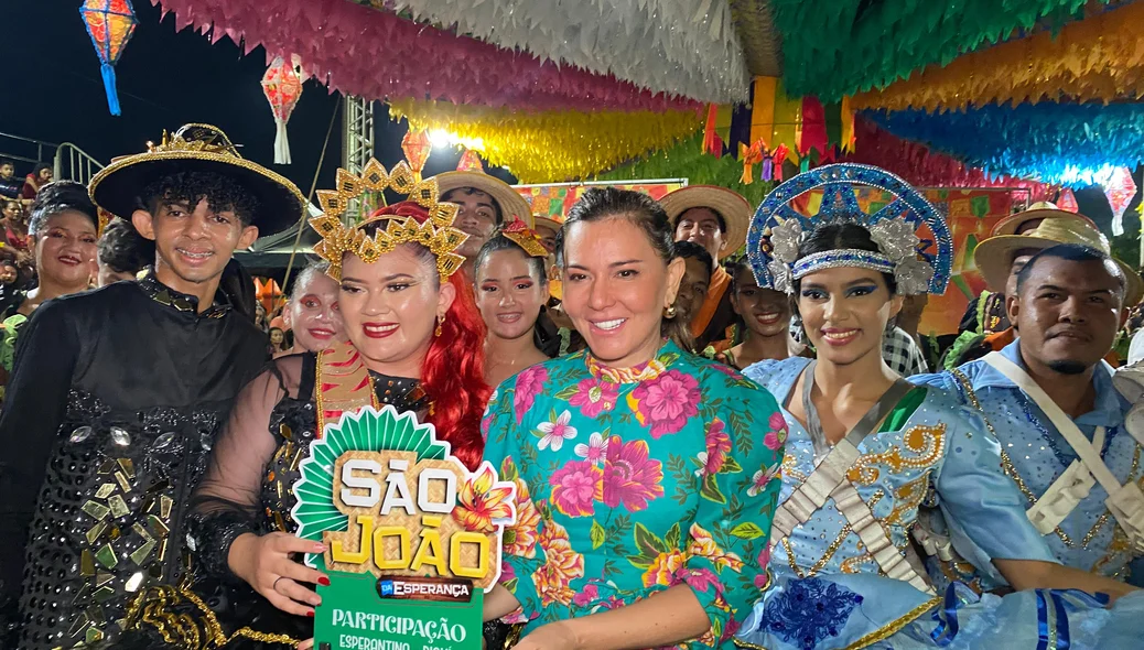 Quadrilhas recebendo os agradecimentos da prefeita