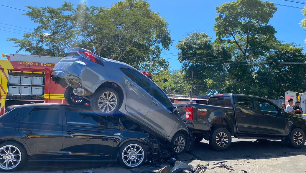 Quatro veículos envolvidos no acidente