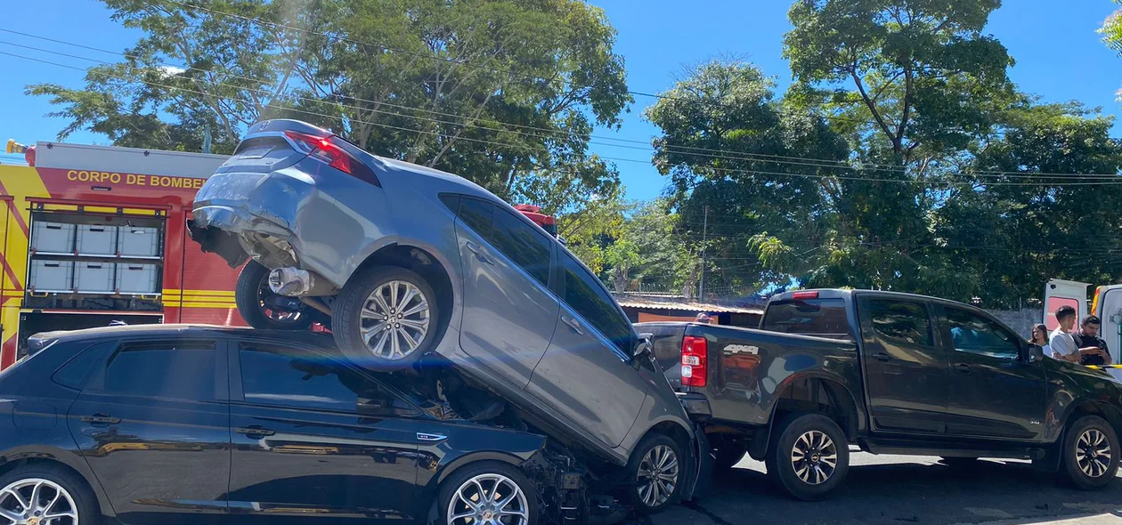 Quatro veículos envolvidos no acidente