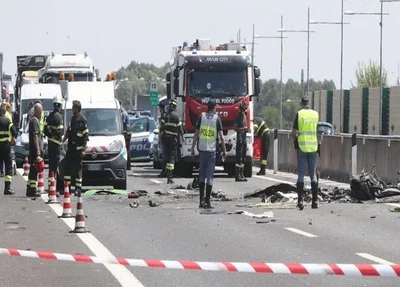 Queda de avião ultraleve em rodovia deixa casal morto na Itália