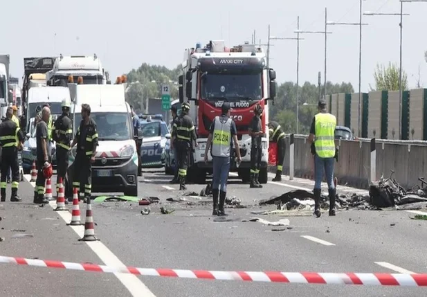 Queda de avião ultraleve em rodovia deixa casal morto na Itália