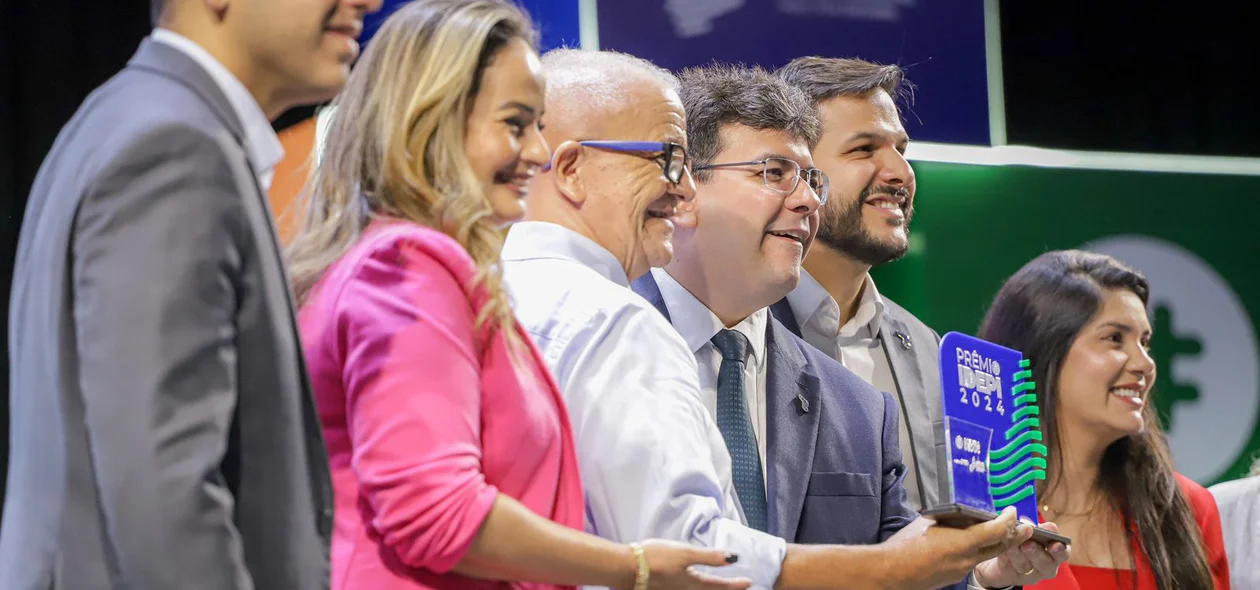 Rafael Fonteles e Washington Bandeira premiam escolas