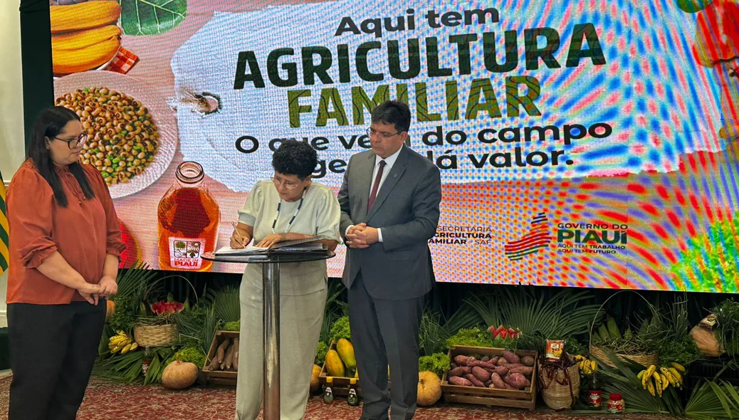 Rejane Tavares e Rafael Fonteles assinando medidas para a agricultura familiar