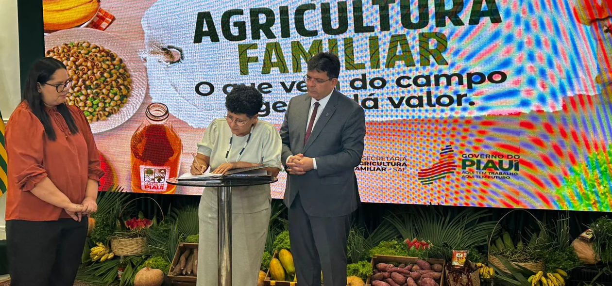 Rejane Tavares e Rafael Fonteles assinando medidas para a agricultura familiar