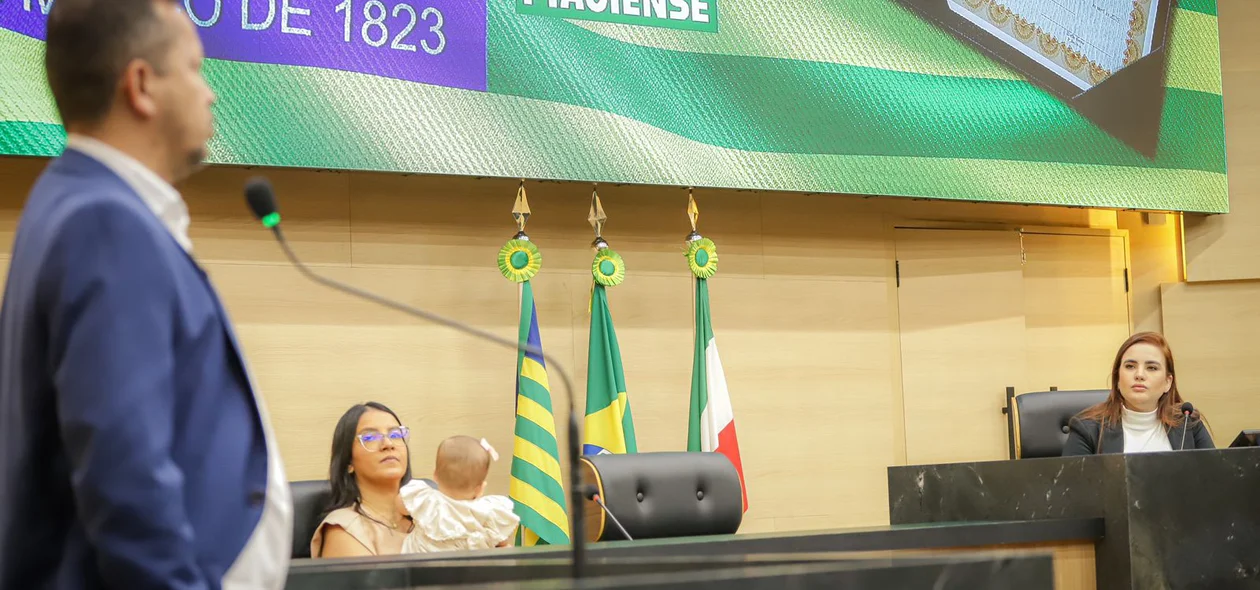Renildo Carvalho discursa na tribuna